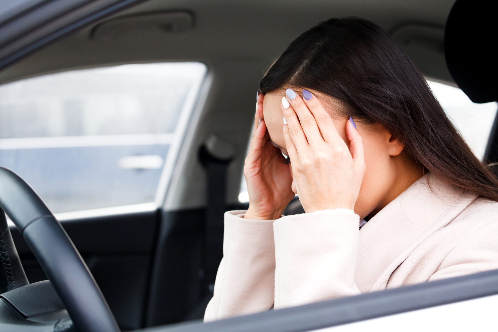 woman holding head brain fog symptom