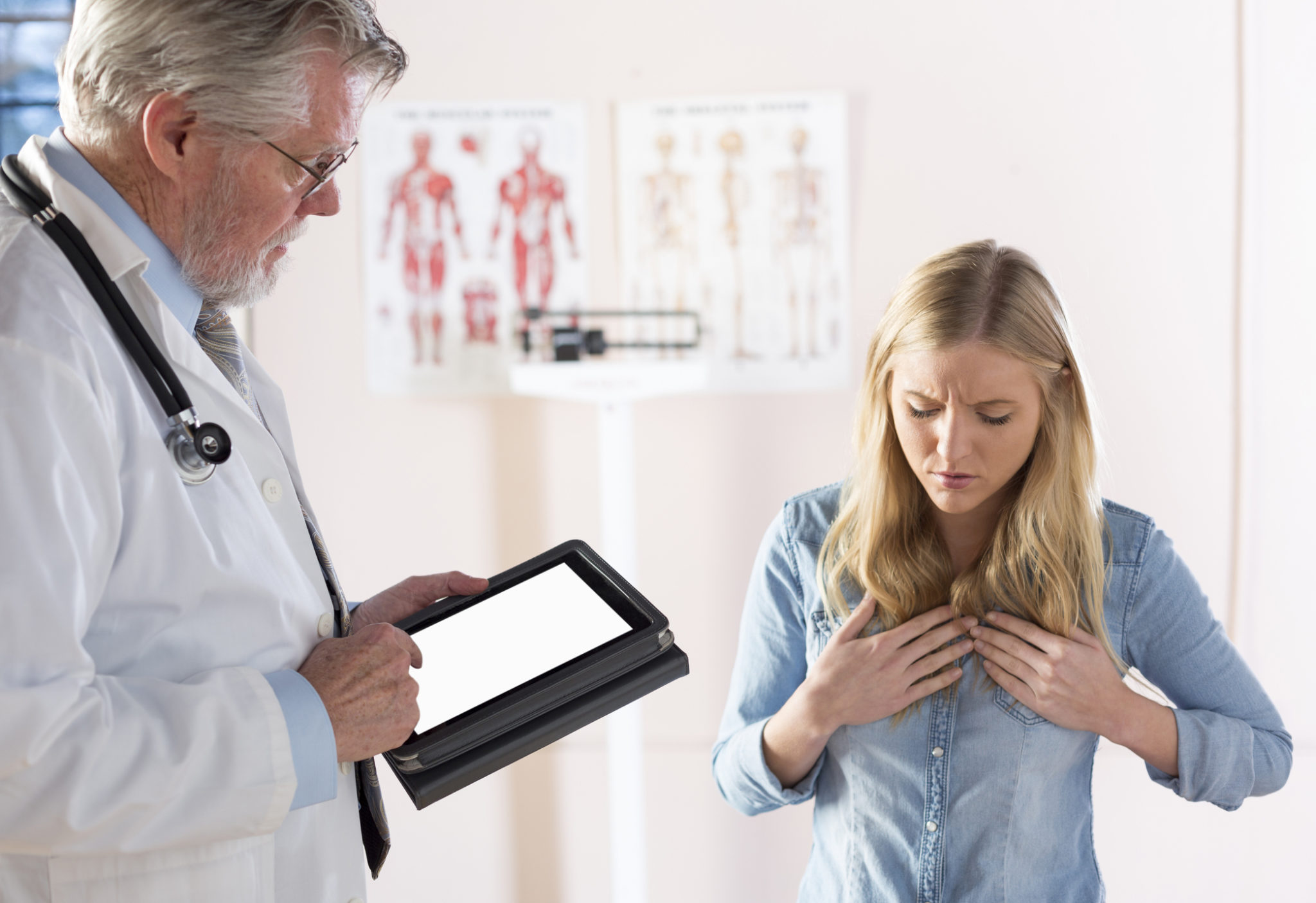 woman seeing doctor for heartburn